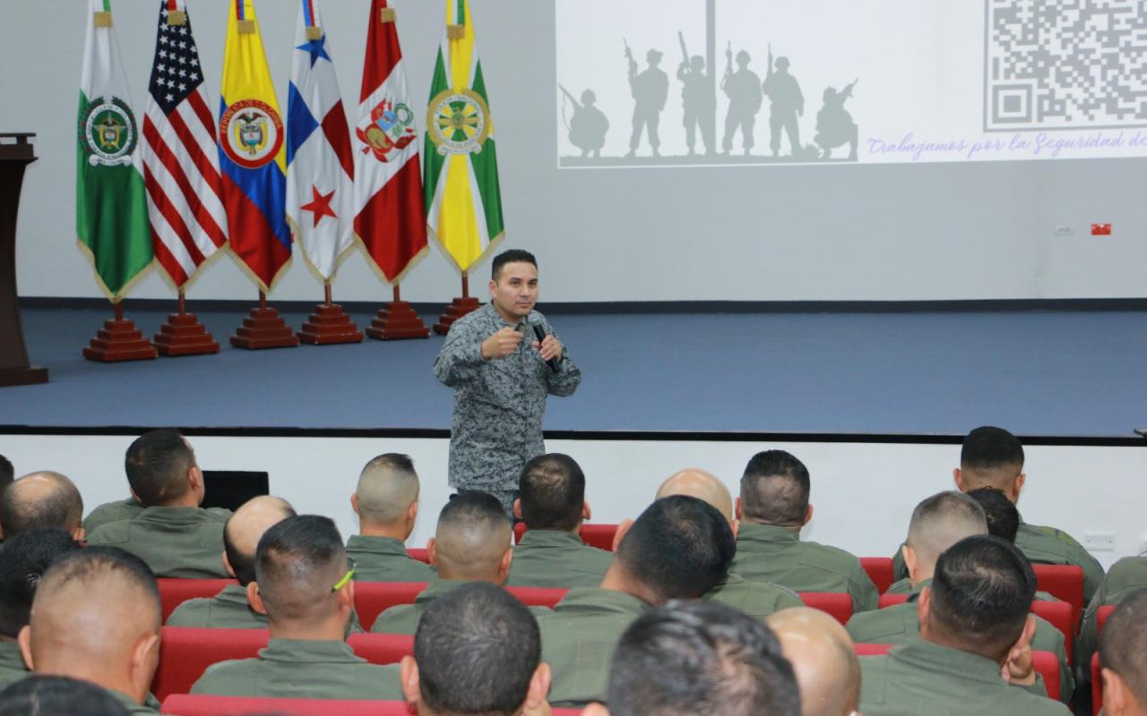 AAAES fortalece la seguridad operacional durante visita estratégica a la Escuela de Aviación Policial