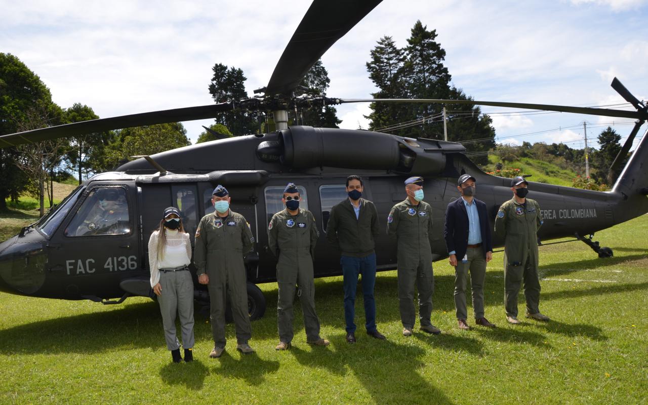 La Fuerza Aérea Colombiana hizo entrega a Pintuco S.A del Certificado de Calificación Aeronáutica “Primer” y “Pintura Aeronáutica”