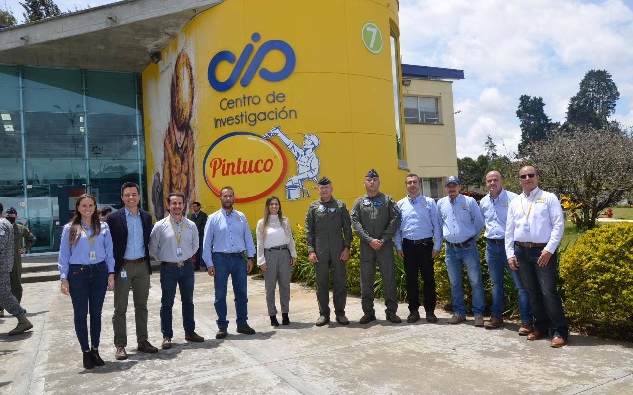 La Fuerza Aérea Colombiana hizo entrega a Pintuco S.A del Certificado de Calificación Aeronáutica “Primer” y “Pintura Aeronáutica”