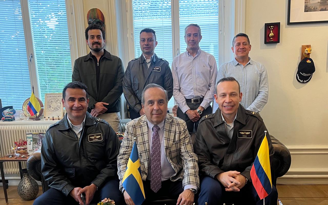 La AAAES firma acuerdo de reconocimiento con FLYGI como parte del proceso de recibo de los aviones de combate GRIPEN