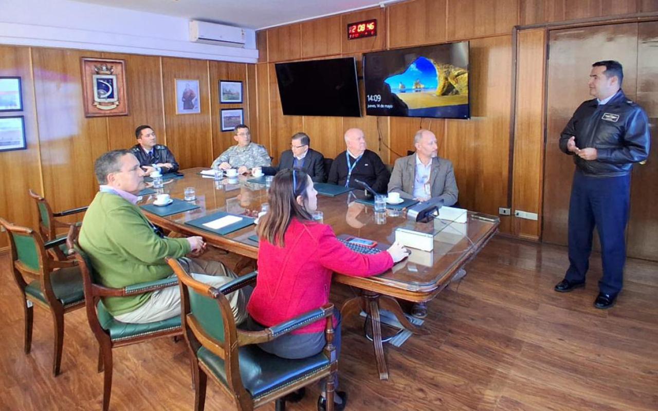 Chile destaca desarrollos colombianos en certificación y calibración de ayudas visuales y radioeléctricas con UAS