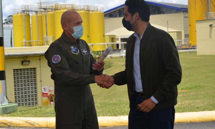 La Fuerza Aérea Colombiana hizo entrega a Pintuco S.A del Certificado de Calificación Aeronáutica “Primer” y “Pintura Aeronáutica”