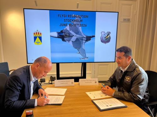 La AAAES firma acuerdo de reconocimiento con FLYGI como parte del proceso de recibo de los aviones de combate GRIPEN