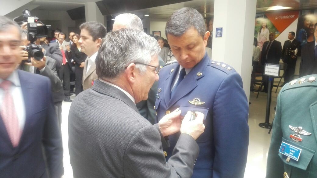 Comandante FAC impone medallas militares