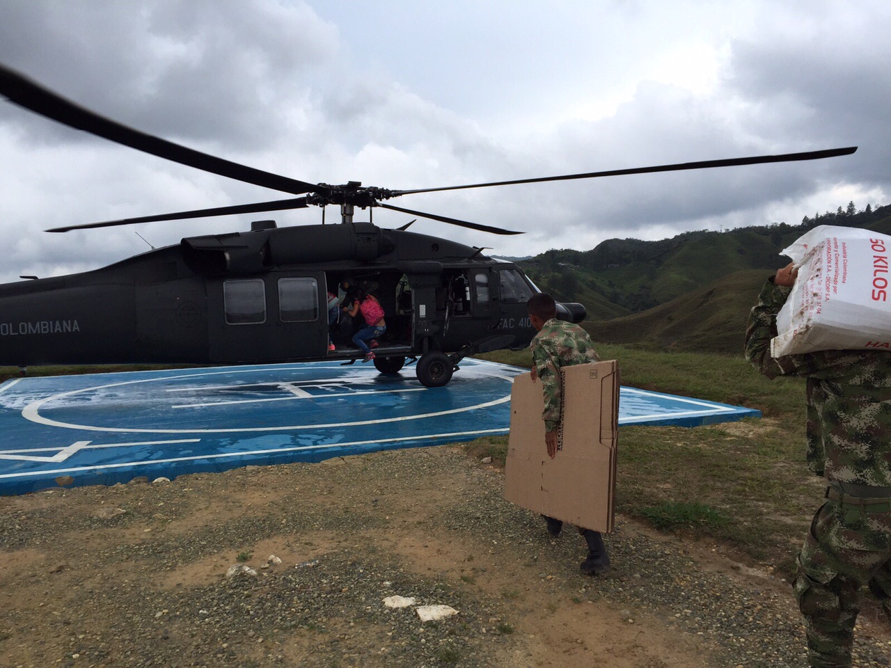 Fuerza Aérea transporta material y funcionarios para elecciones 