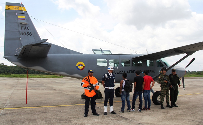Fuerza Aérea Colombiana transporta 2 hombres capturados y 1 aprehendido por narcotráfico 
