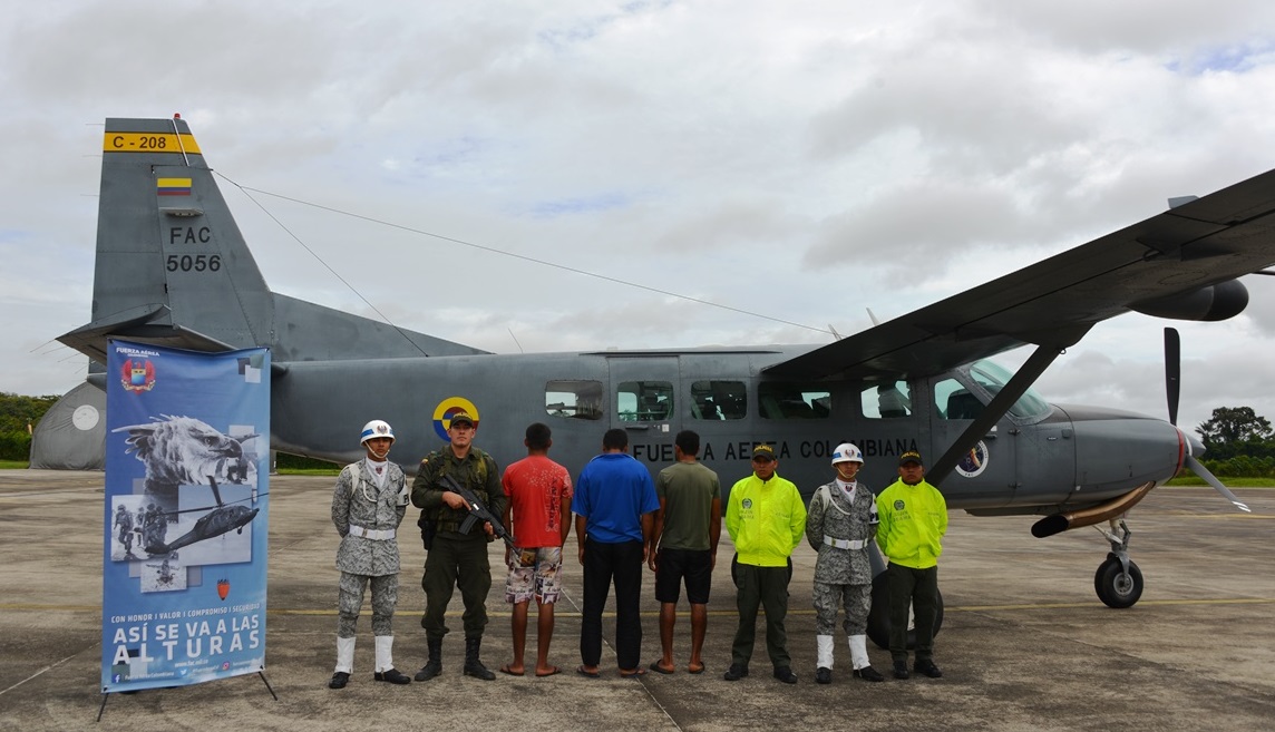 Fuerza Aérea transporta presuntos delincuentes desde el corregimiento del Amazonas