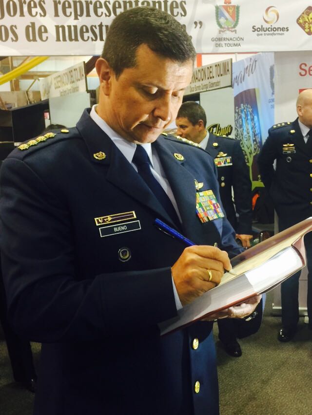 General Bueno presenta Libro en la Filbo -2017