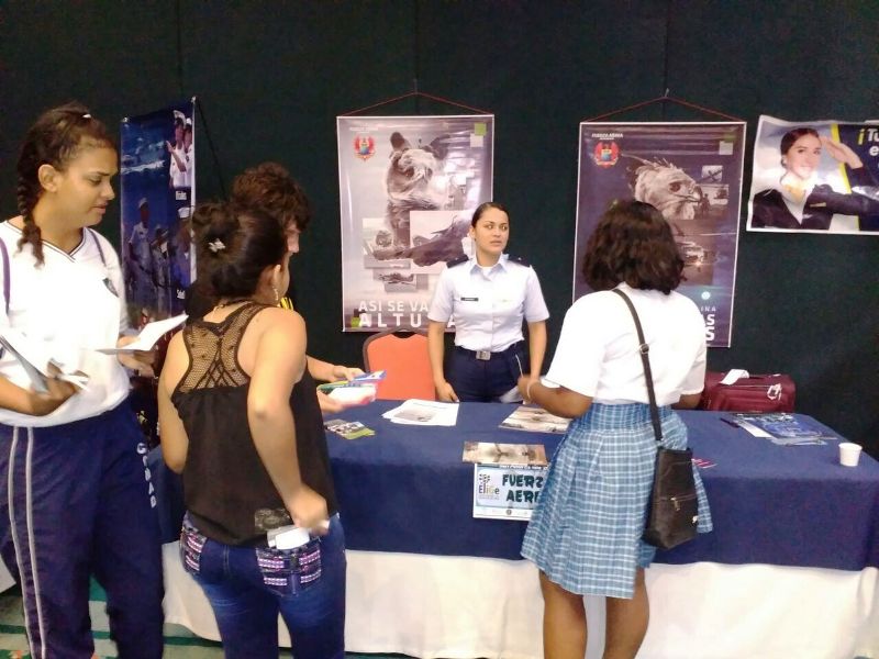 Fuerza Aérea Colombiana presente en la feria universitaria de San Andrés 