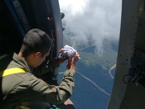 Grupo Aéreo del Amazonas realiza lanzamiento volantes contra la minería ilegal