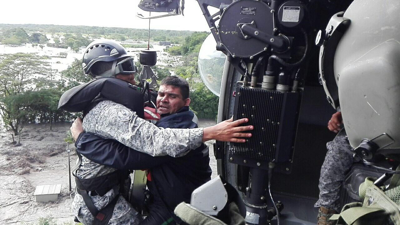 Fuerza Aérea Colombiana rescata hombre herido en inundación en Acacías, en el departamento del Meta.