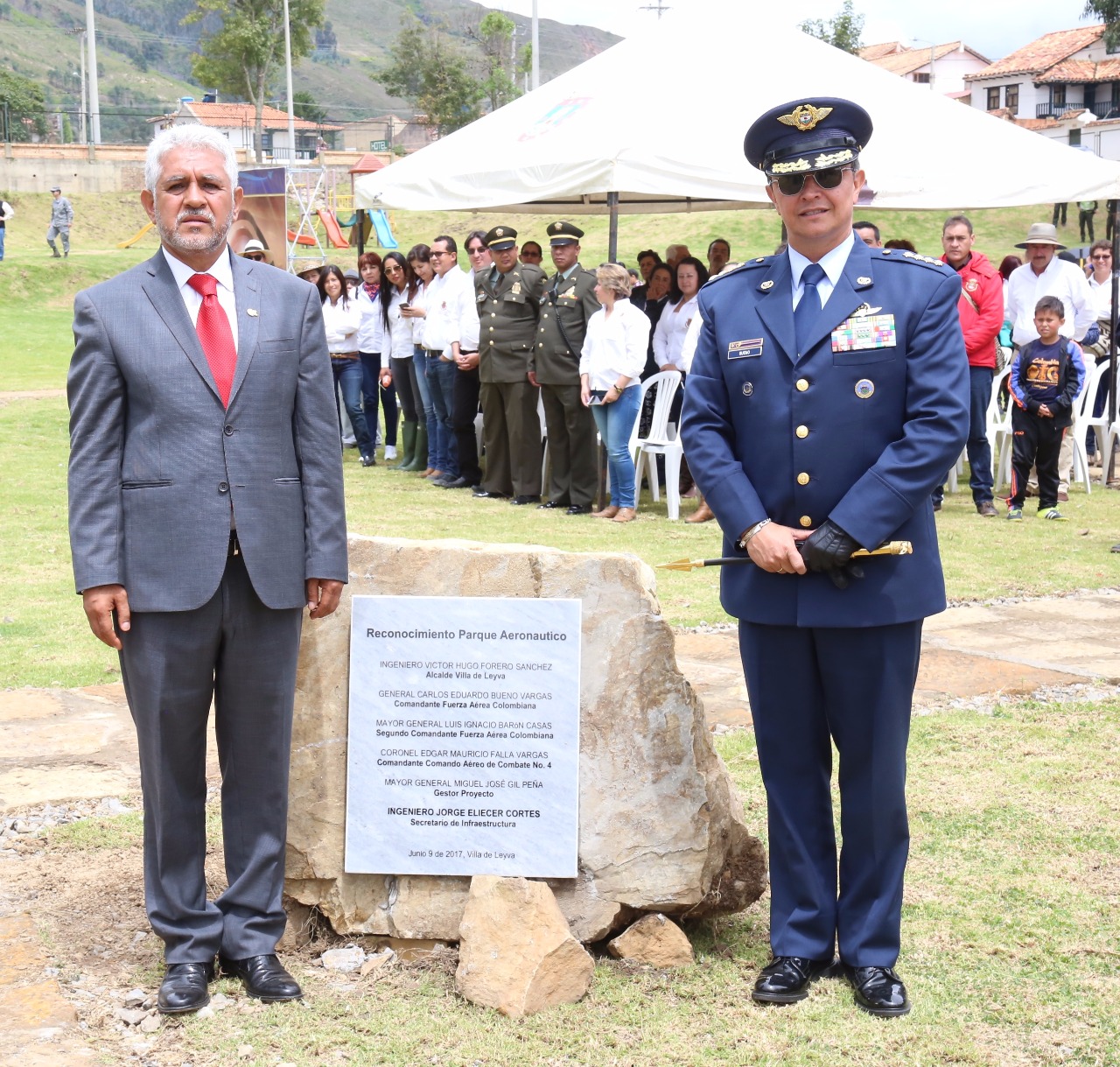 Comandante de la Fuerza Aérea es condecorado por la alcaldía municipal de Villa de Leyva