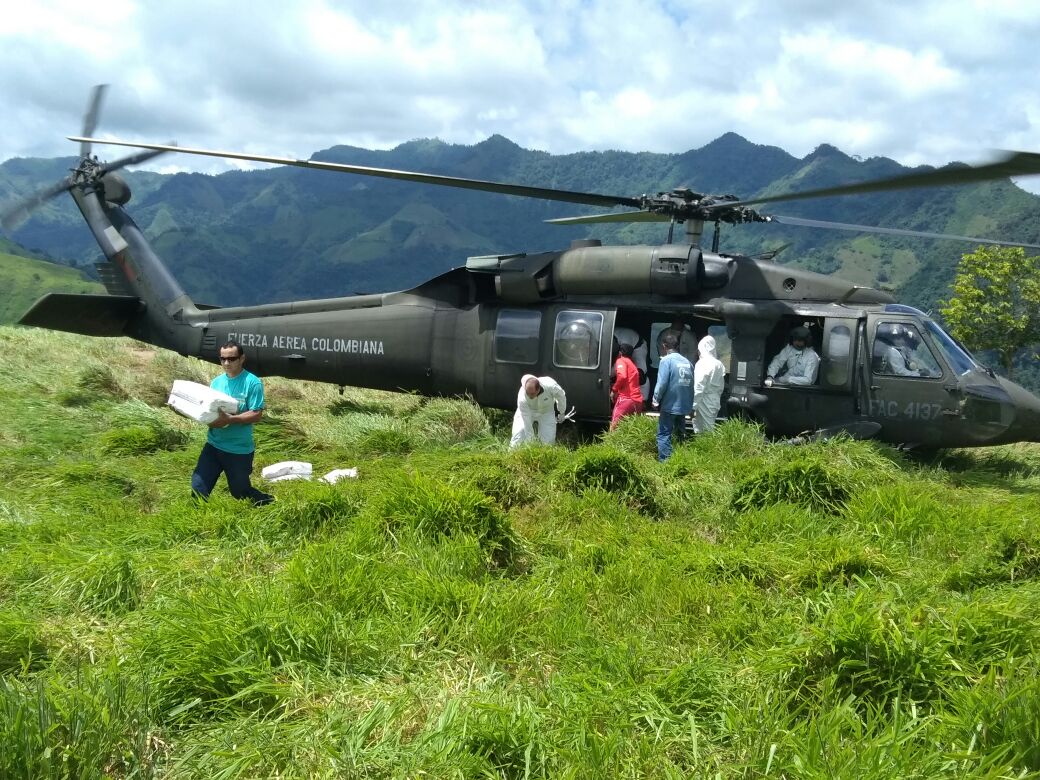 En helicópteros la Fuerza Aérea Colombiana transporta maquinaría para apoyar la erradicación de la aftosa en Yacopí, Cundinamarca