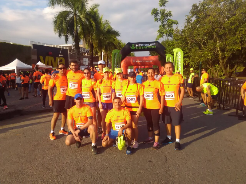 Damas y caballeros del aire corren la maratón 10K en el Meta