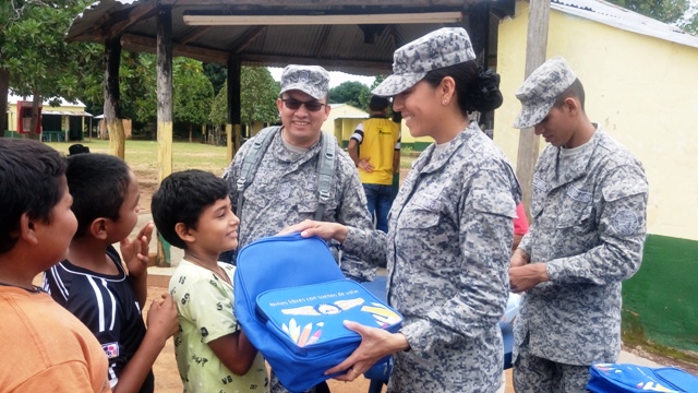 Niños libres con sueños de volar en Vichada