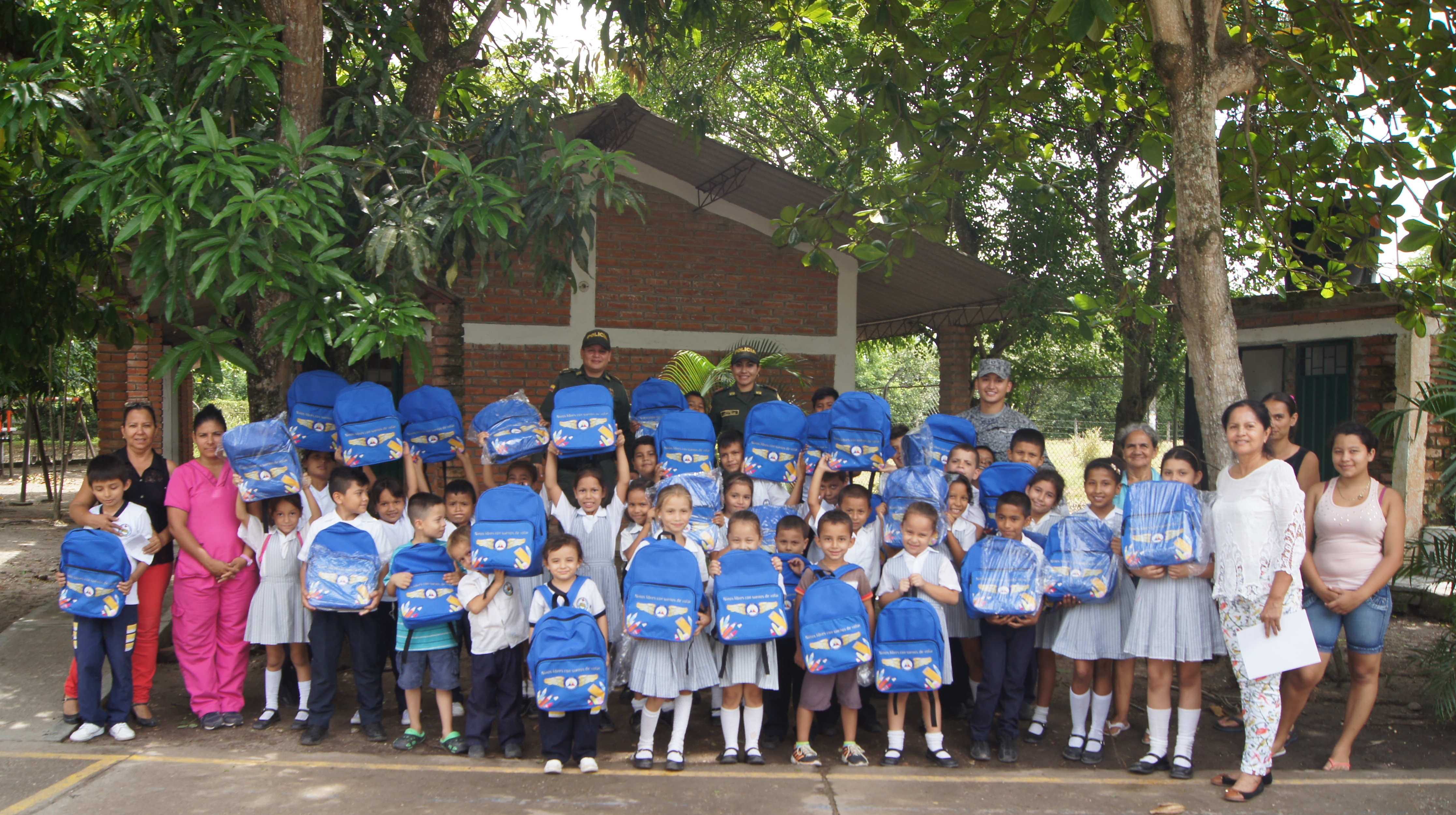 Kits escolares fueron entregados por la Fuerza Aérea Colombiana a niños de Puerto Salgar