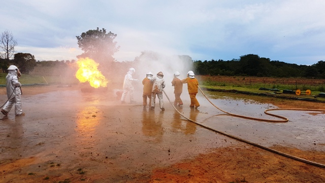 Soldados de la Fuerza Aérea se capacitan como bomberos aeronáuticos