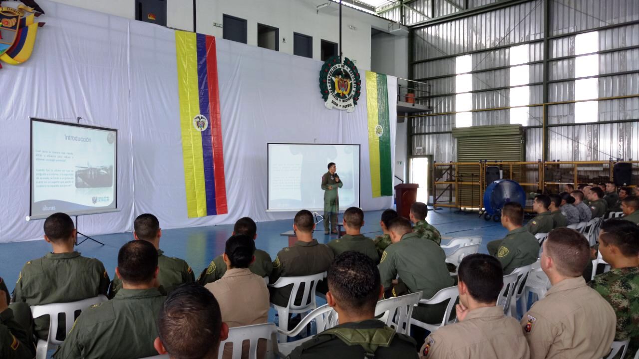 Fuerza Aérea comparte conocimientos en seguridad operacional con la Escuela de Aviación de la Policía