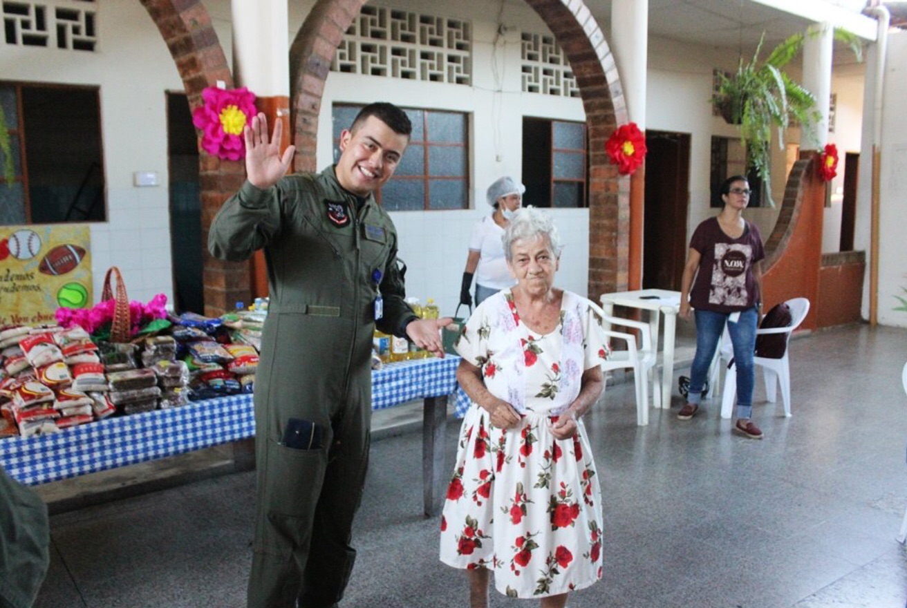 Abuelitos del Ancianato Municipal de Agua de Dios recibieron la visita de la Fuerza Aérea 