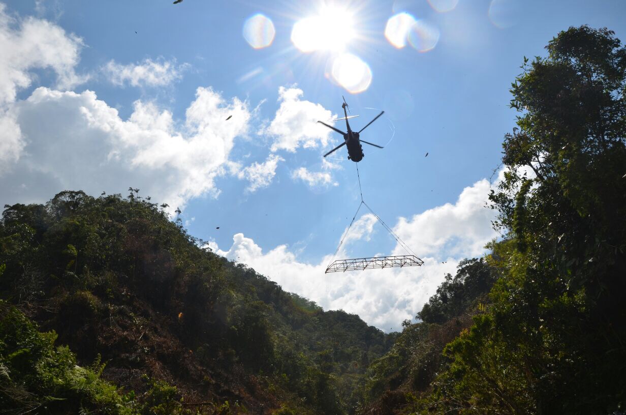 Profesionalismo y pericia de la Fuerza Aérea puestos en escena mediante el traslado de un puente