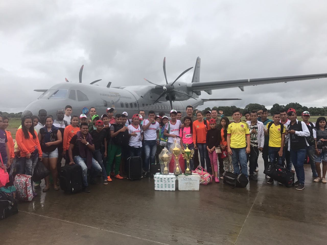 Fuerza Aérea transporta a jóvenes para participar en los juegos “Supérate”