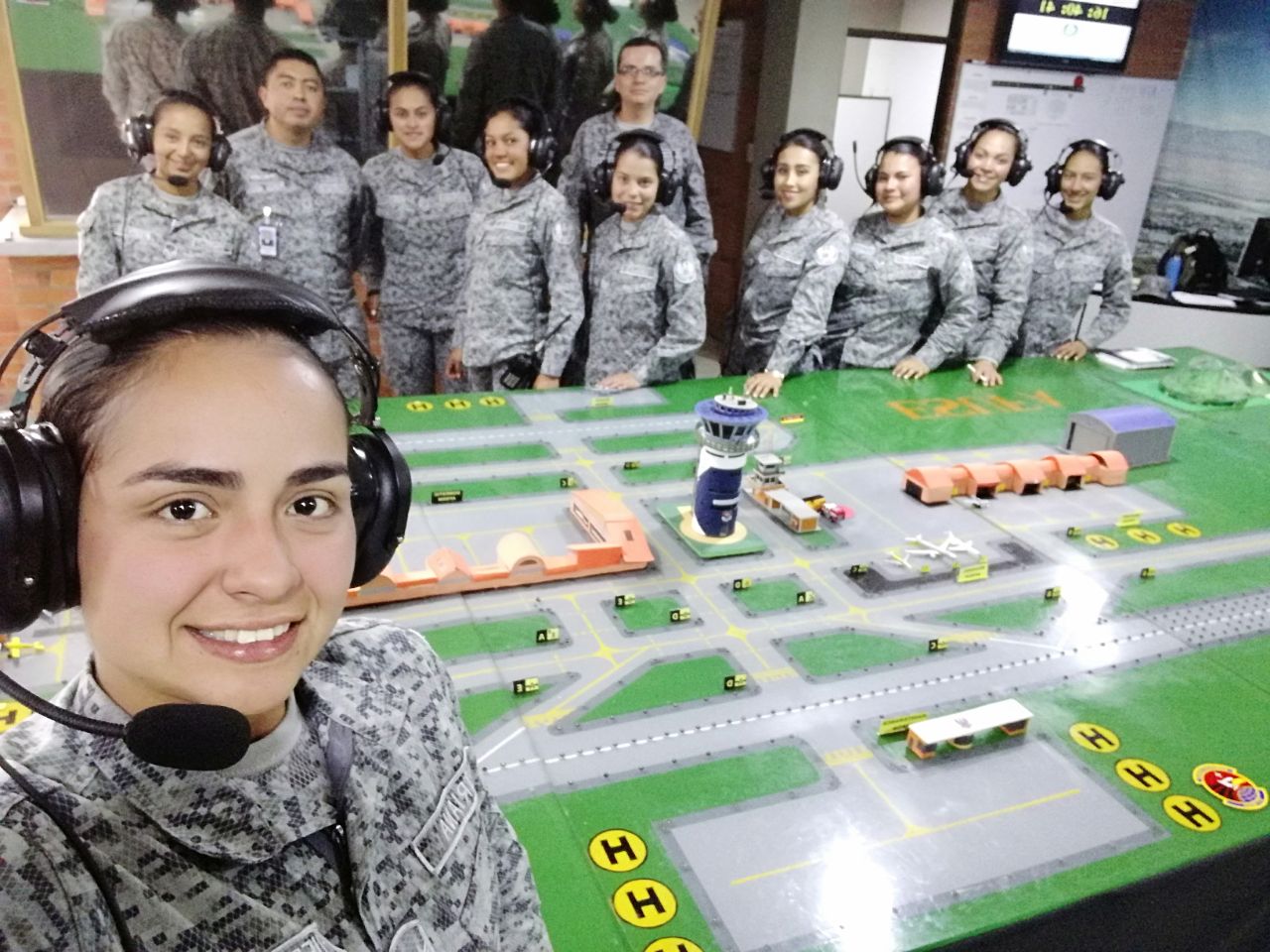 Mujeres de la ESUFA inician simulación en operaciones de control de tránsito aéreo