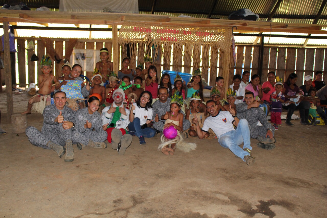 Fuerza Aérea Colombiana apoya a niños de resguardos indígenas en Solano Caquetá