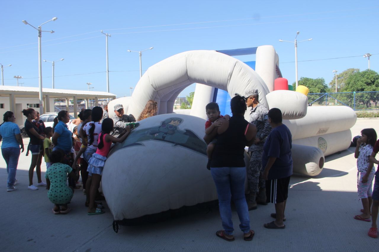 Comando Aéreo de Combate No.3 alegra la navidad de los niños de Malambo