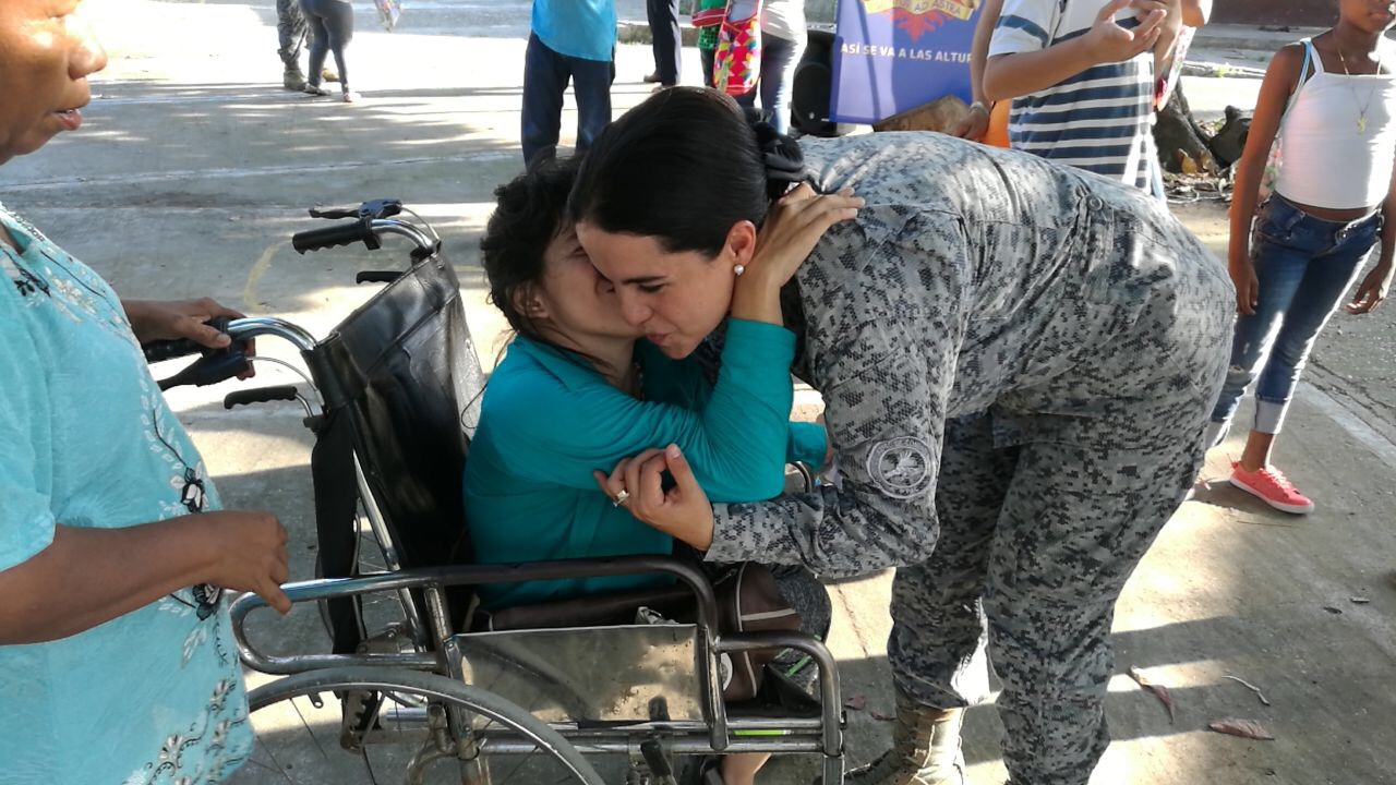 Niños y jóvenes con discapacidad reciben regalos de la Fuerza Aérea Colombiana