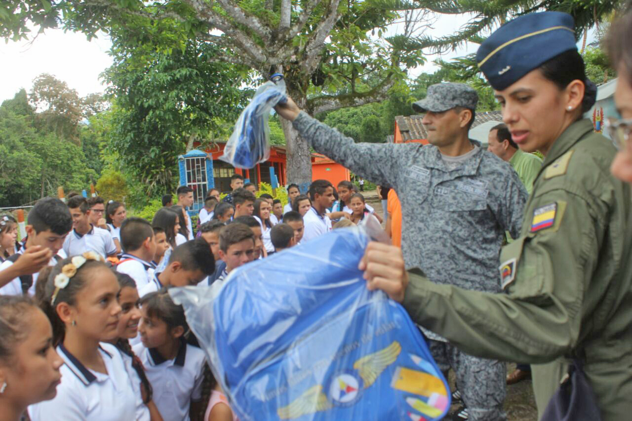 Fuerza Aérea Colombiana beneficia a 100 niños de Villarrica con kits escolares