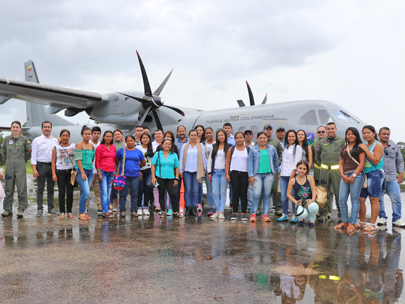 Fuerza Aérea transporta jóvenes bachilleres del Vaupés para cumplir sus sueños de ser profesionales 