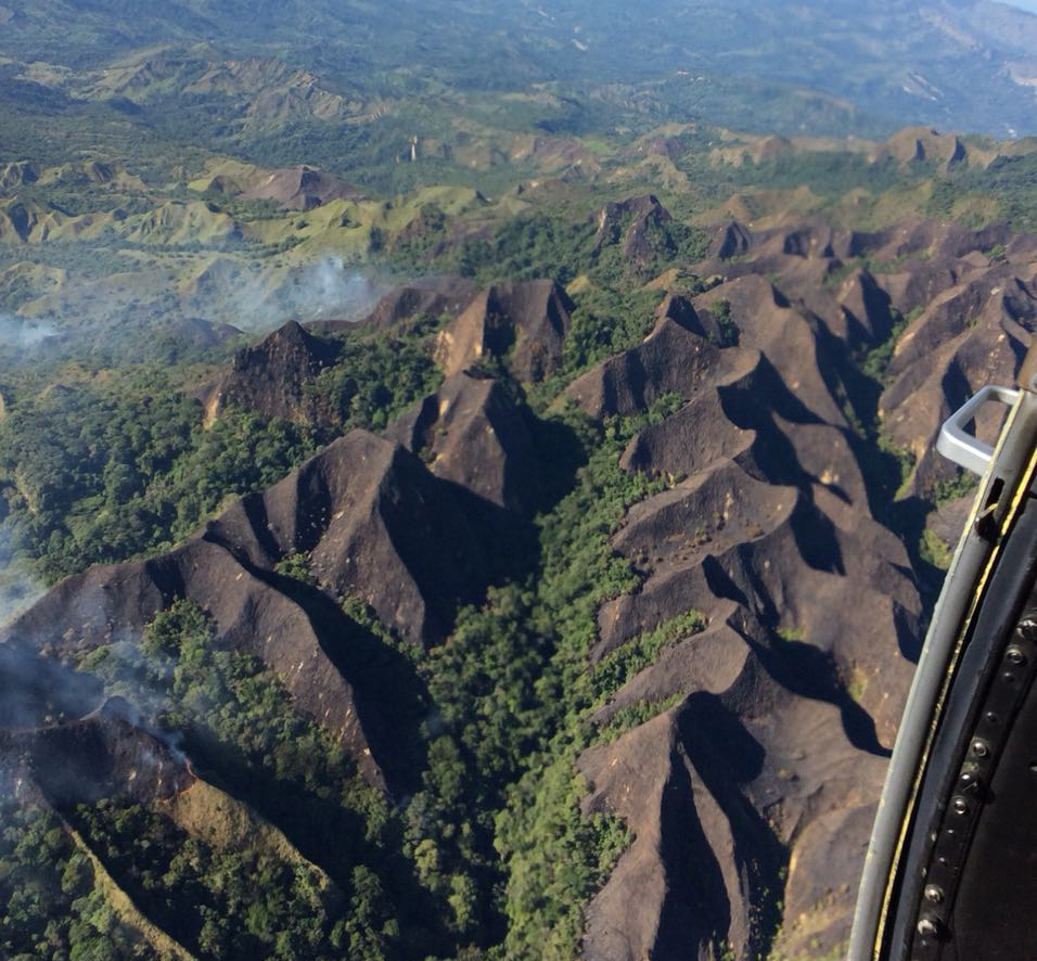 Fuerza Aérea hace reconocimiento  de incendio en el cerro Zamaricote