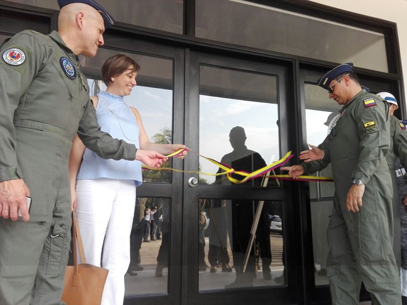 Comandante de la Fuerza Aérea Colombiana inaugura nuevo teatro en el CACOM 1