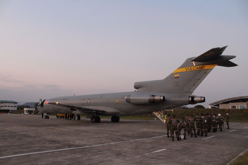 Fuerza Aérea Colombiana transporta personal para extinción de incendio en Vichada