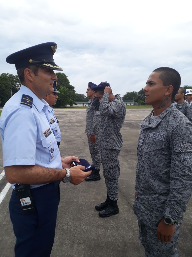 Comandante GAAMA impone boinas Dragoneantes del de Seguridad y Defensa 405 | Fuerza Aérea Colombiana