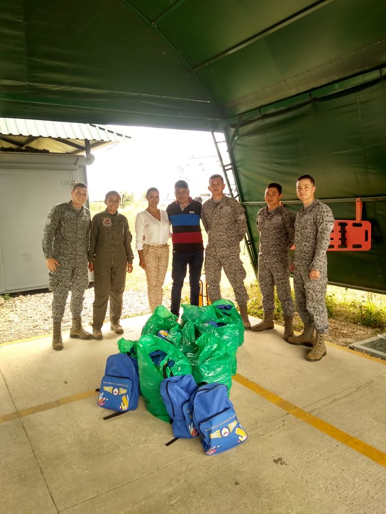 Fuerza Aérea dona kits escolares a niños de Fortul, Casanare
