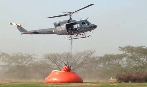 La Fuerza Aérea Colombiana apoya extinción de incendios en la Guajira