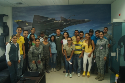 Representantes de diferentes medios de comunicación, asistieron al Comando Aéreo de Combate No. 1 atendiendo la invitación de celebrar de una manera diferente el día del Periodista, donde pudieron conocer el Centro de Entrenamiento Táctico y tuvieron la oportunidad de volar en los simuladores de algunas de las aeronaves de la Institución.