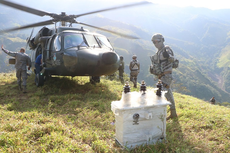 Black Hawk de la FAC transportó transformador de energía en Villavicencio