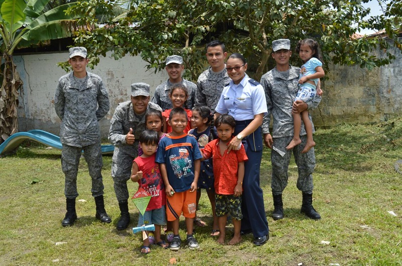 Fuerza Aérea Colombiana extiende sus alas a población víctima de incendio en la ciudad de Leticia