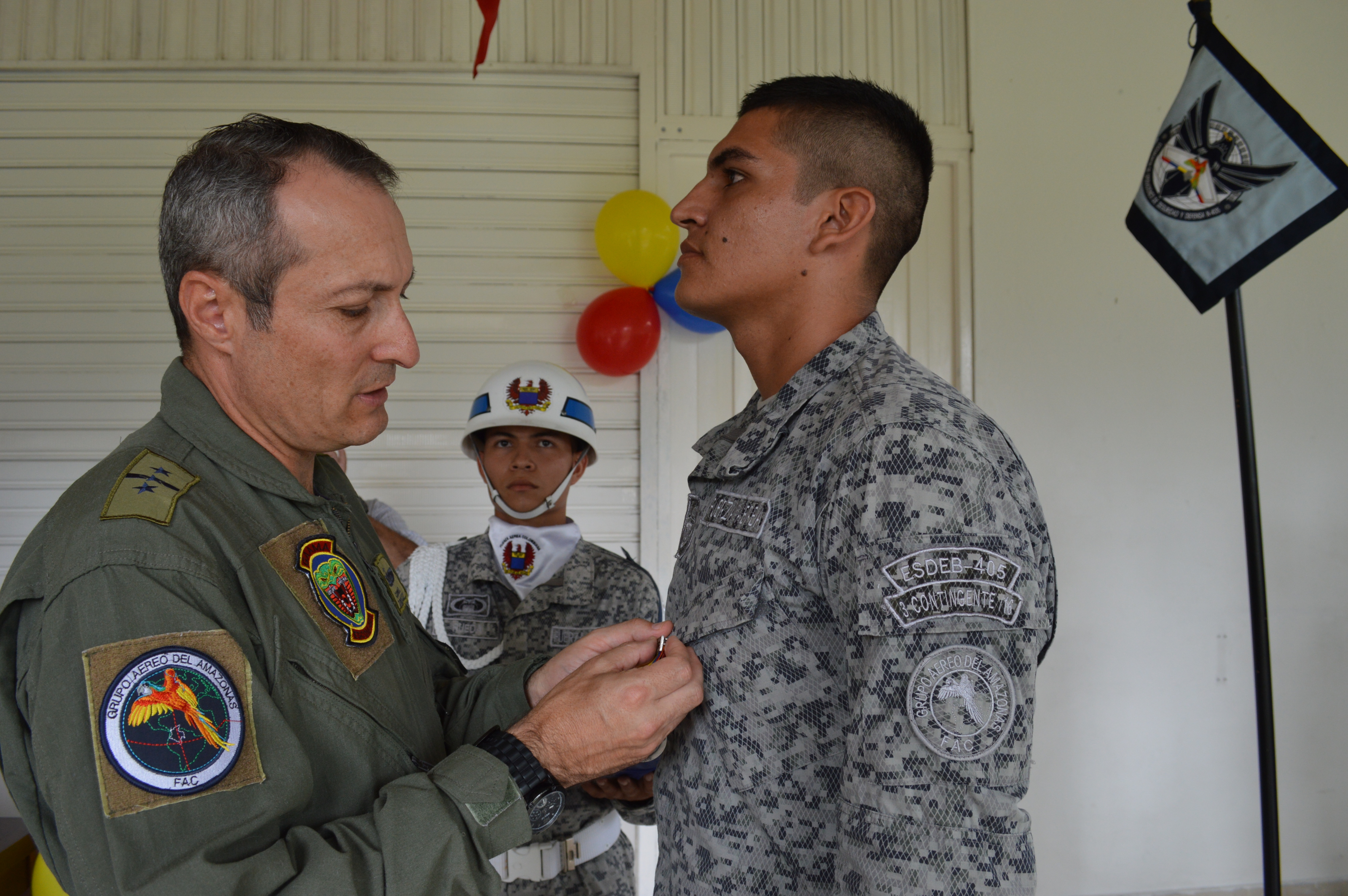 Durante ceremonia militar precedida por el señor Coronel Osman Eucardo González Ortiz Comandante del Grupo Aéreo del Amazonas, se reconoció de manera especial el trabajo abnegado y responsable de los reservistas durante su tiempo de permanencia en la Institución, así como el compromiso evidenciado en el cumplimiento de la misión del Grupo Aéreo del Amazonas.