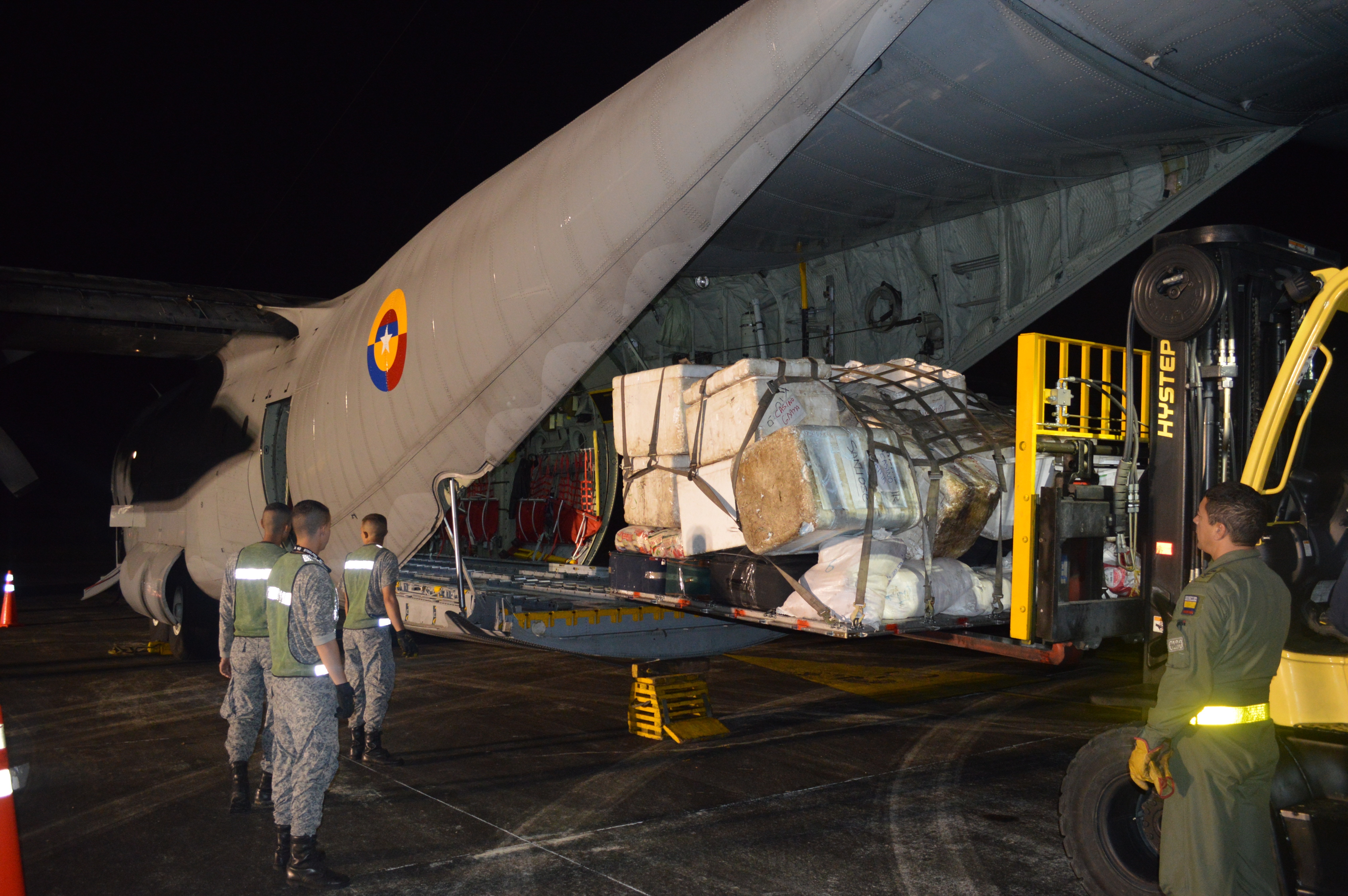 Fuerza Aérea Colombia y Alcaldía de Leticia se unen para brindar ayuda humanitaria a la población damnificada de Guainía