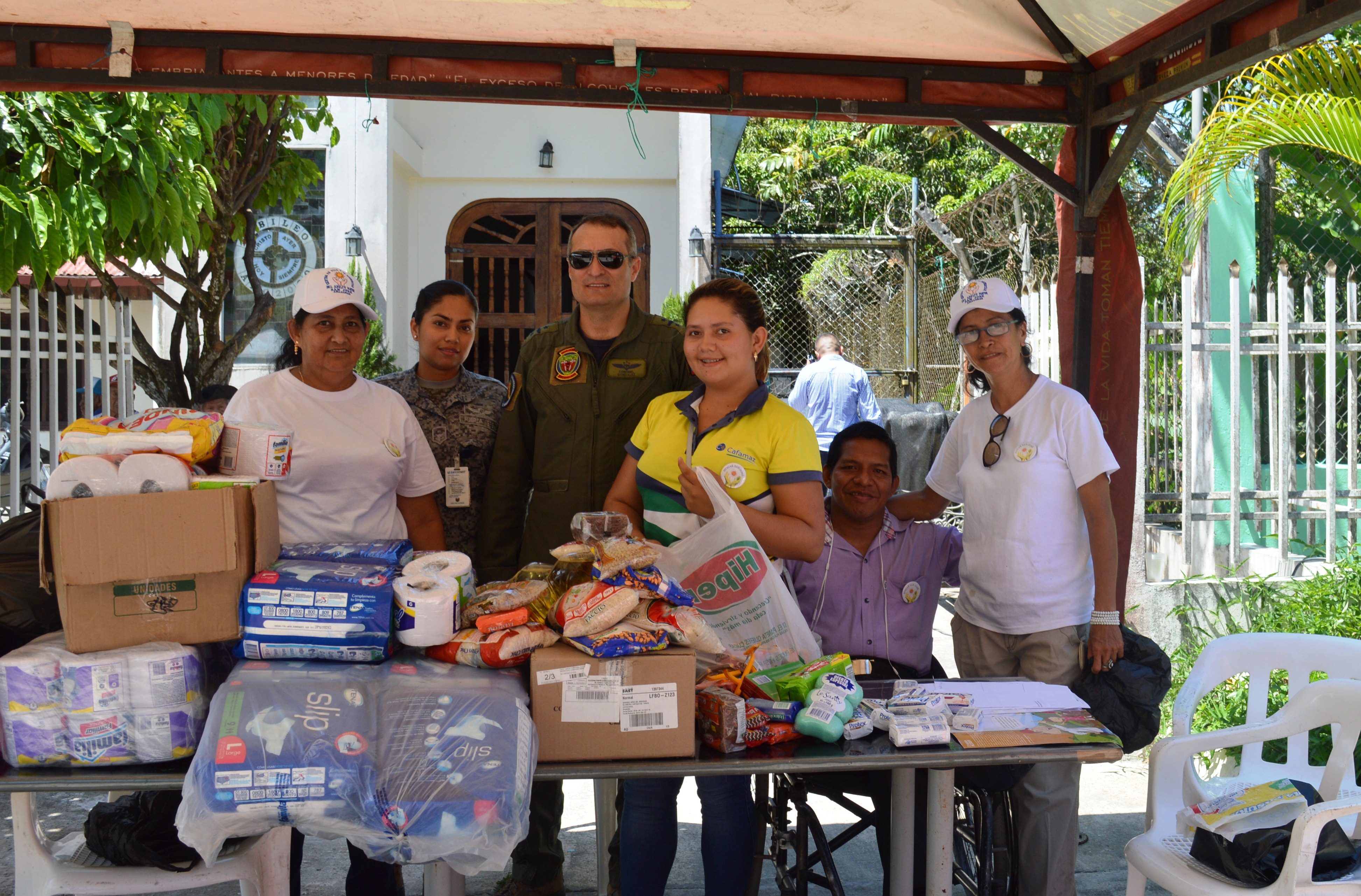 Abuelitos del Hogar San José de Leticia Amazonas recibieron la visita de la Fuerza Aérea Colombiana