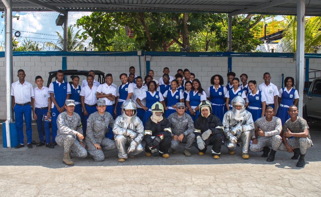 El Brooks Hill Bilingual School visitó el Grupo Aéreo del Caribe
