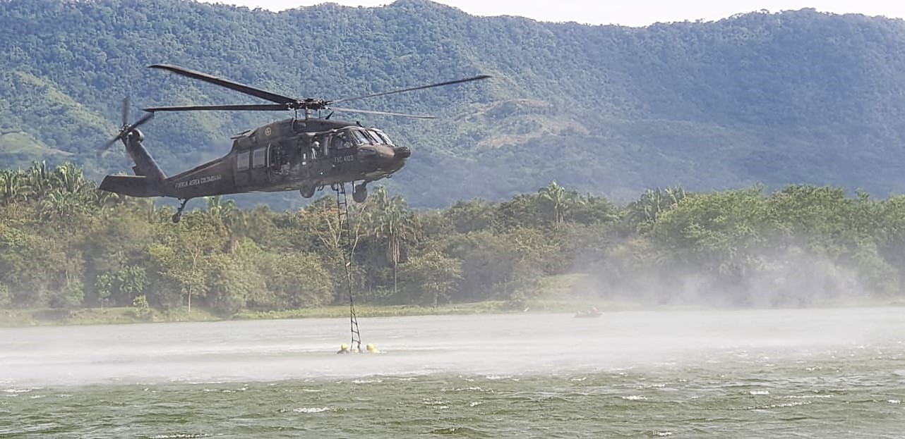 Tripulaciones de la Fuerza Aérea Colombiana se entrenan para salvar vidas
