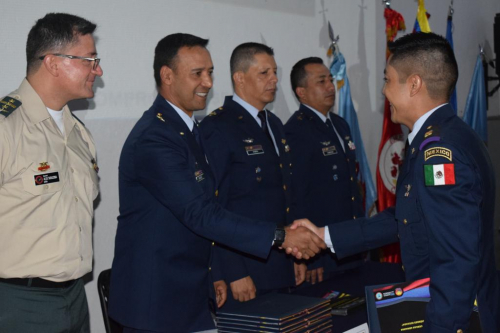 Oficiales de México, Paraguay, Perú y Colombia, recibieron sus Alas de Piloto Militar