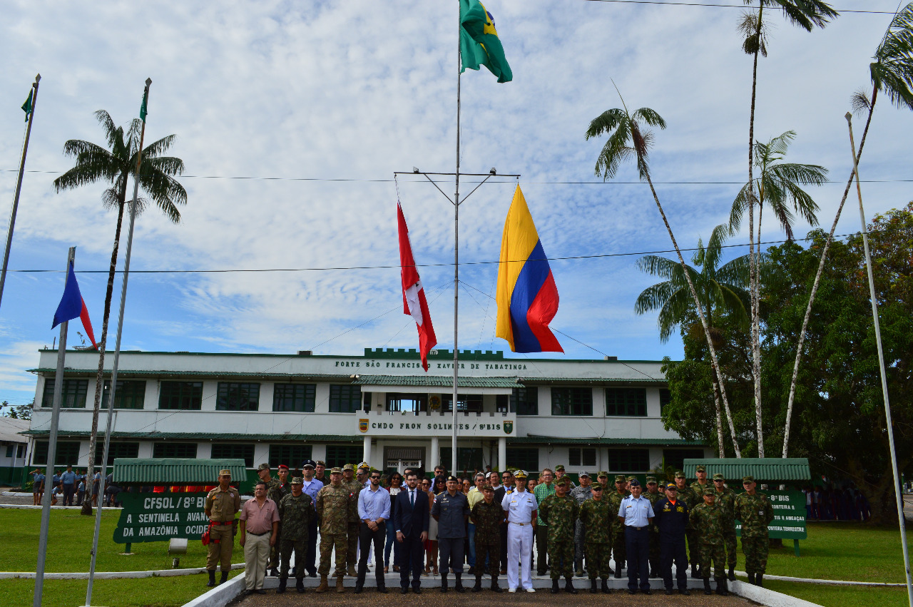 Fuerza Aérea Colombiana iza el pabellón Nacional en ceremonia militar tripartita