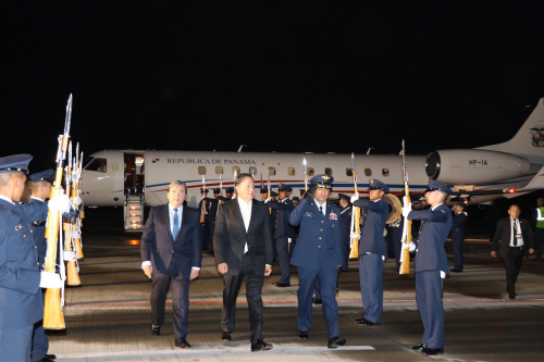 Presidente de Panamá es recibido con honores militares en CATAM