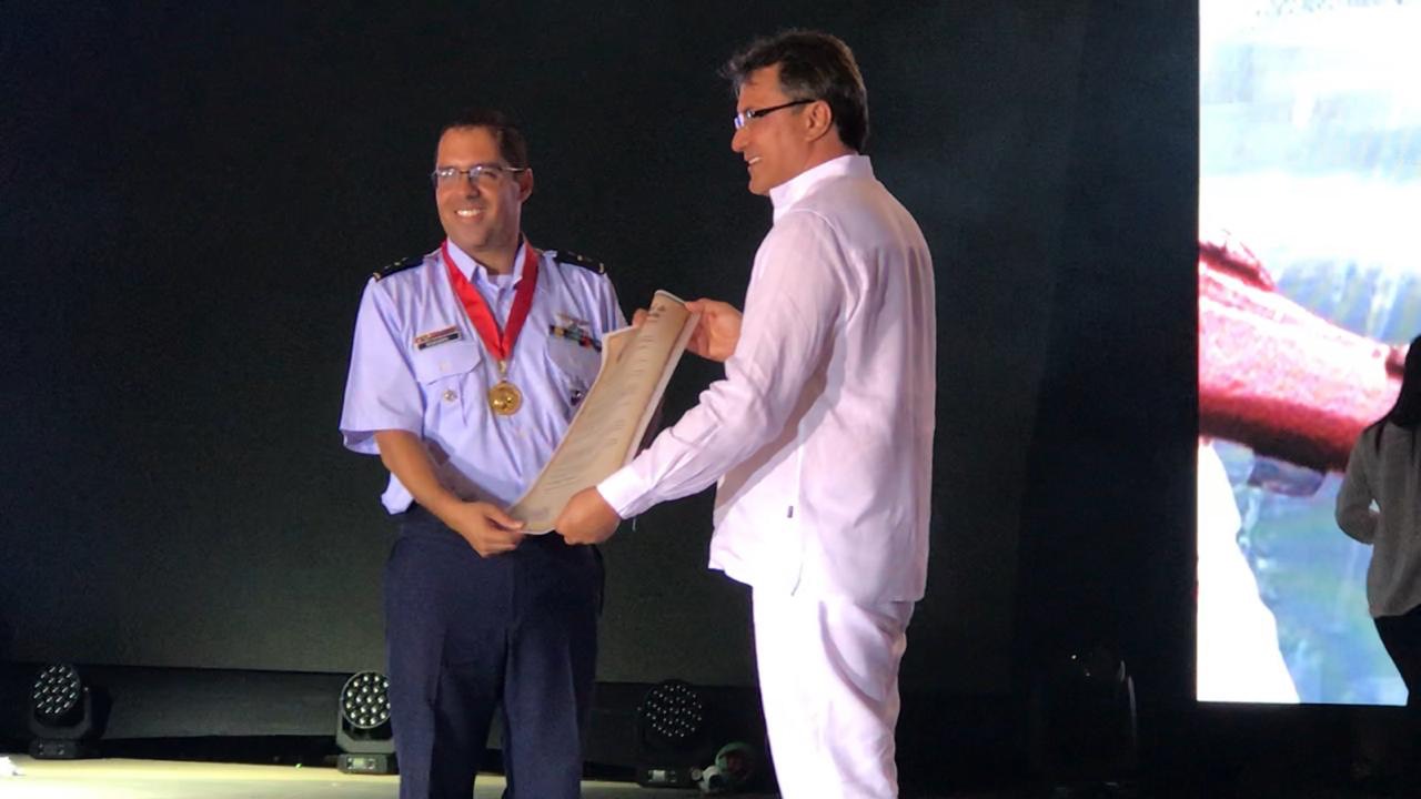 La Fuerza Aérea recibió la medalla Consuelo Araujonoguera en sus 100 años