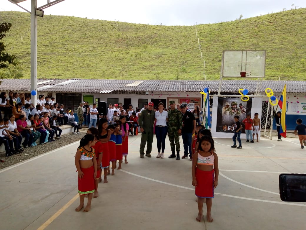 Más de 150 Niños y niñas del municipio de Vijes, recibieron con sonrisas al Comando Aéreo de Combate No.7